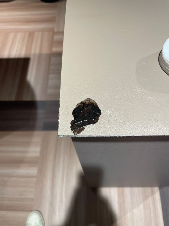 Come rimuovere la tinta per capelli dalle tue sedie da parrucchiere