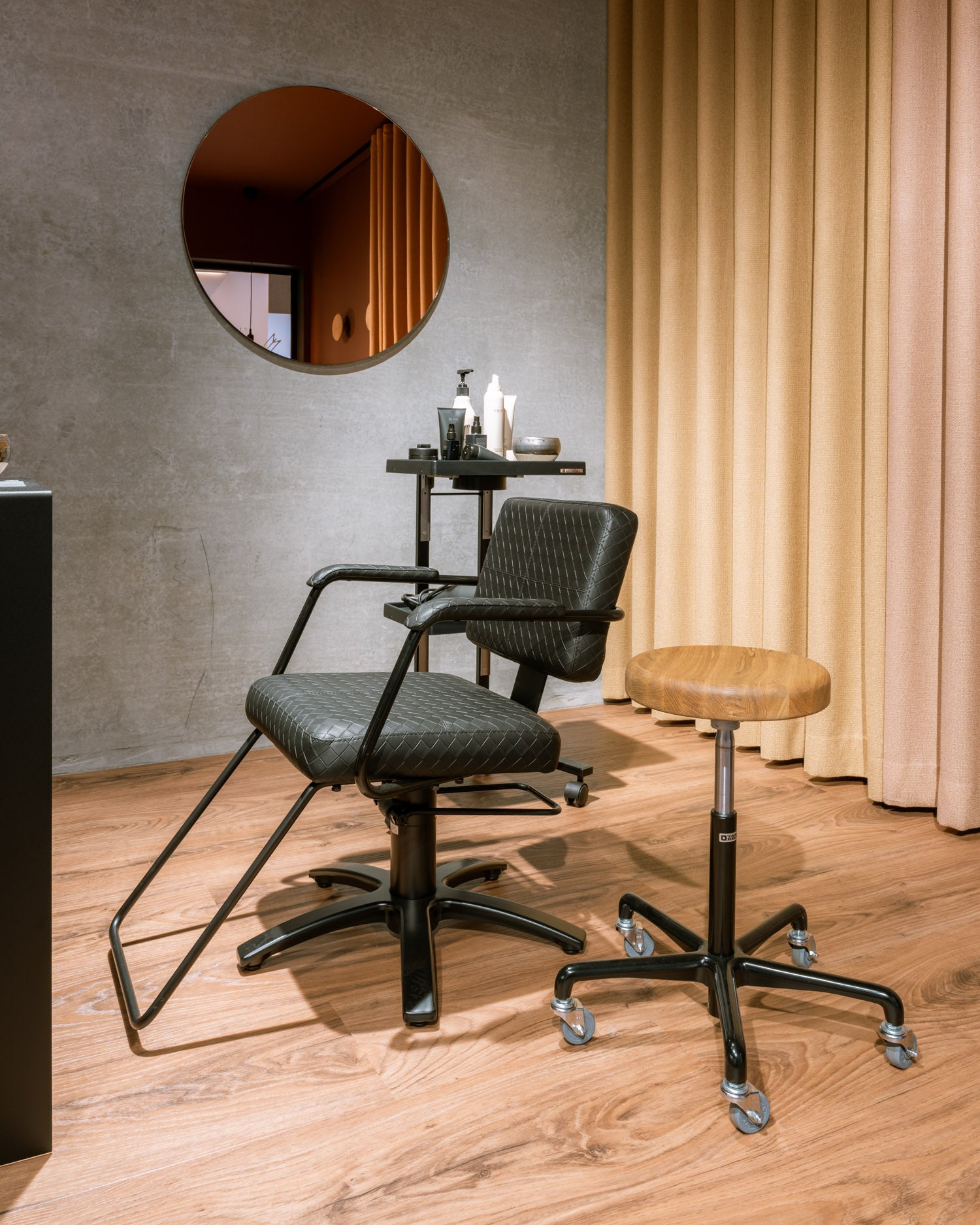 Shiki - Sedia da parrucchiere nera con motivo e base a stella nera