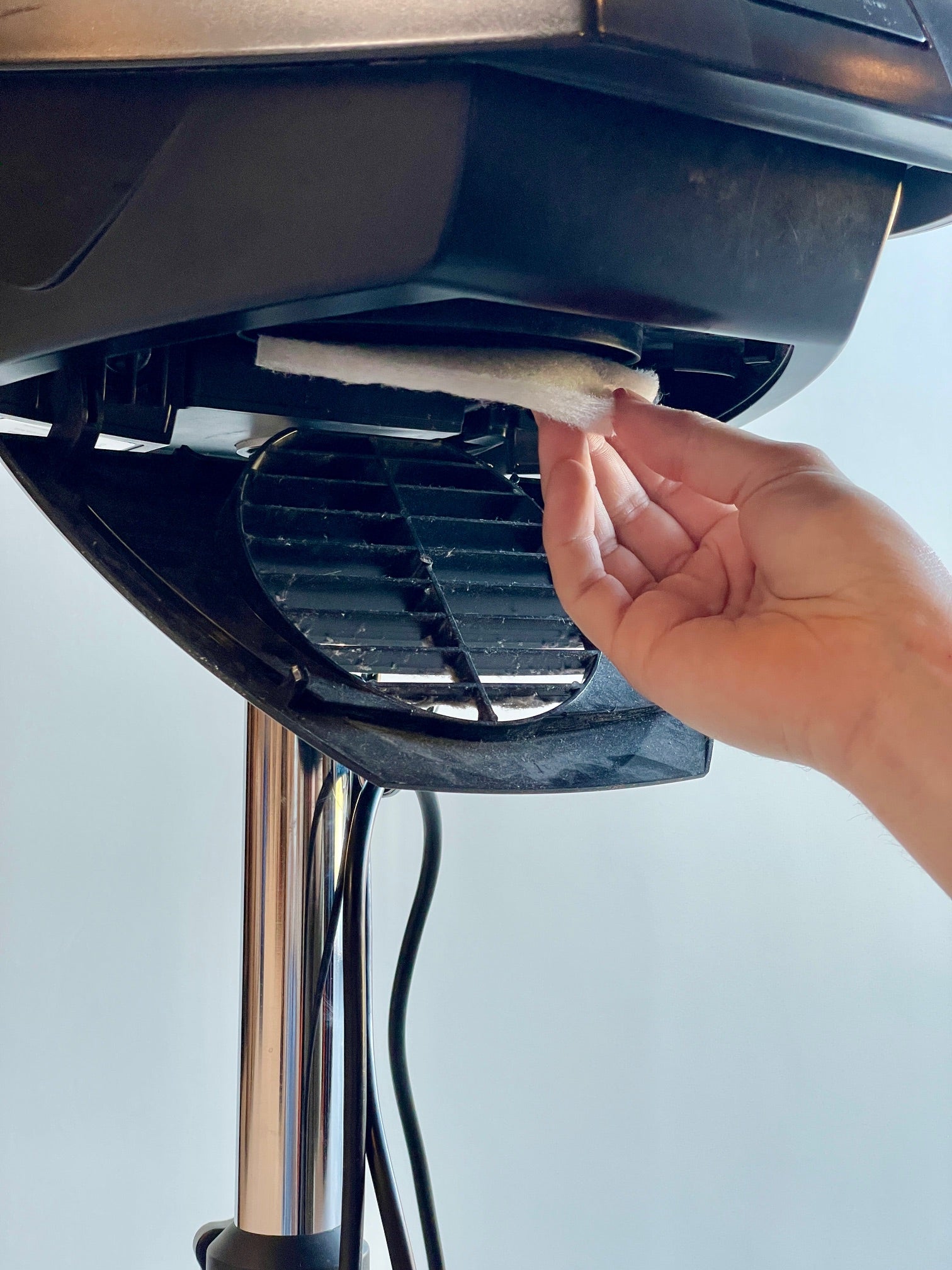 Billede af en hairmaster som får skiftet filter