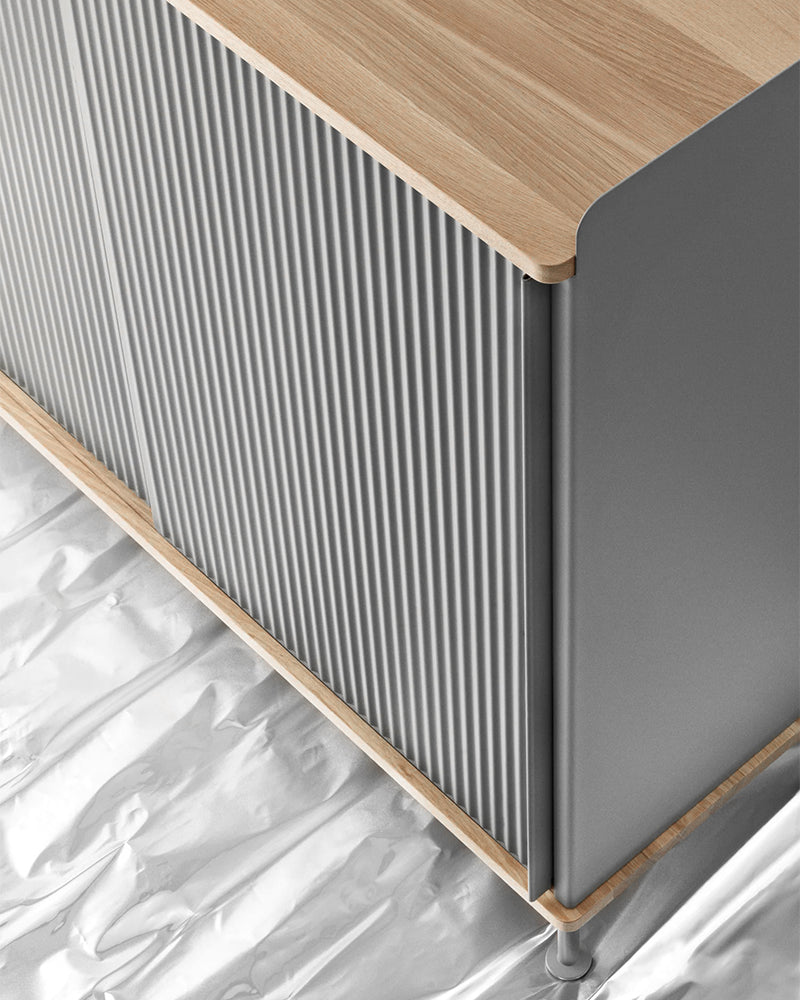 Enfold - Credenza grigia - Metallo rigato - Rovere