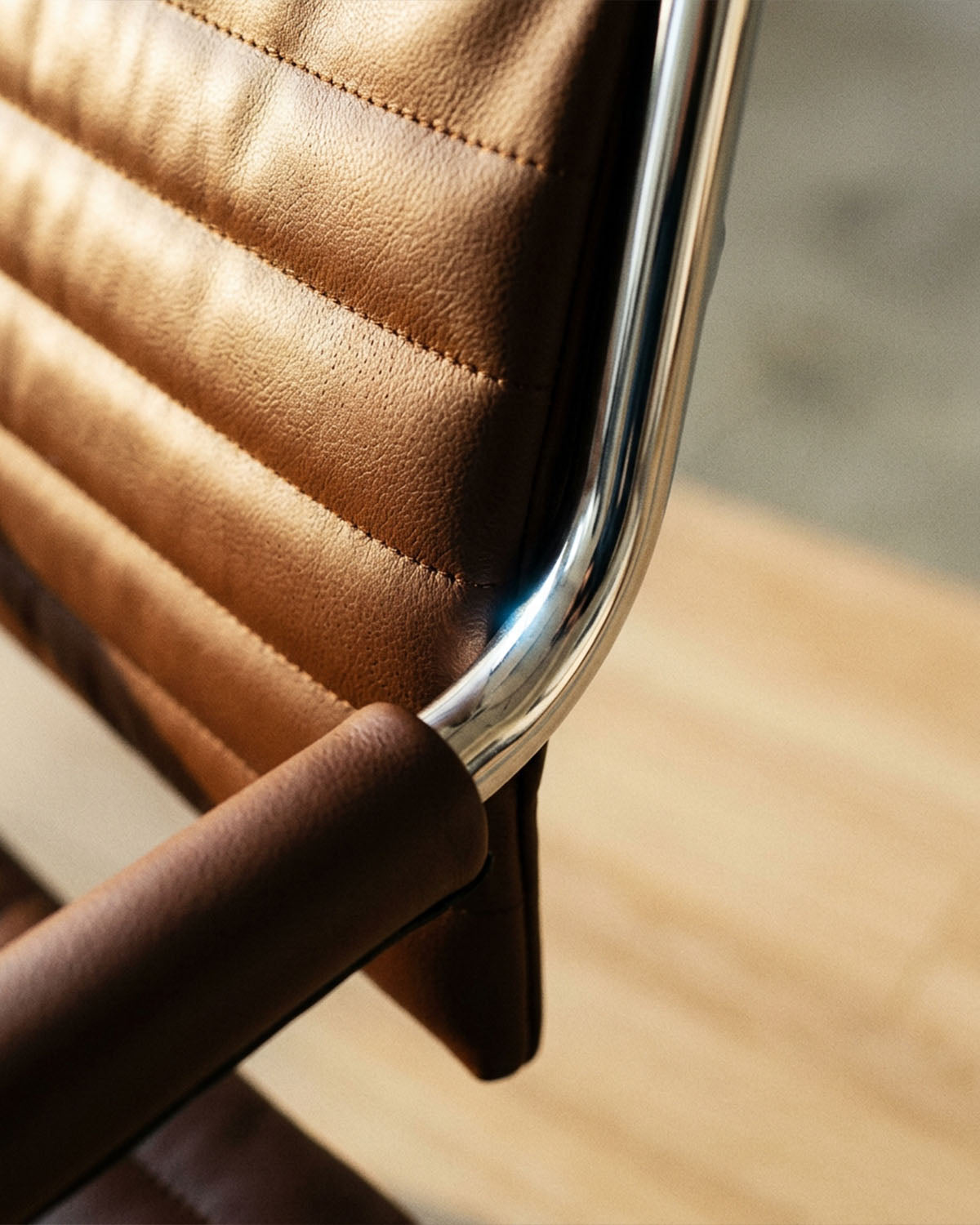 Greiner 59 - Poltrona da parrucchiere marrone con base a stella cromata