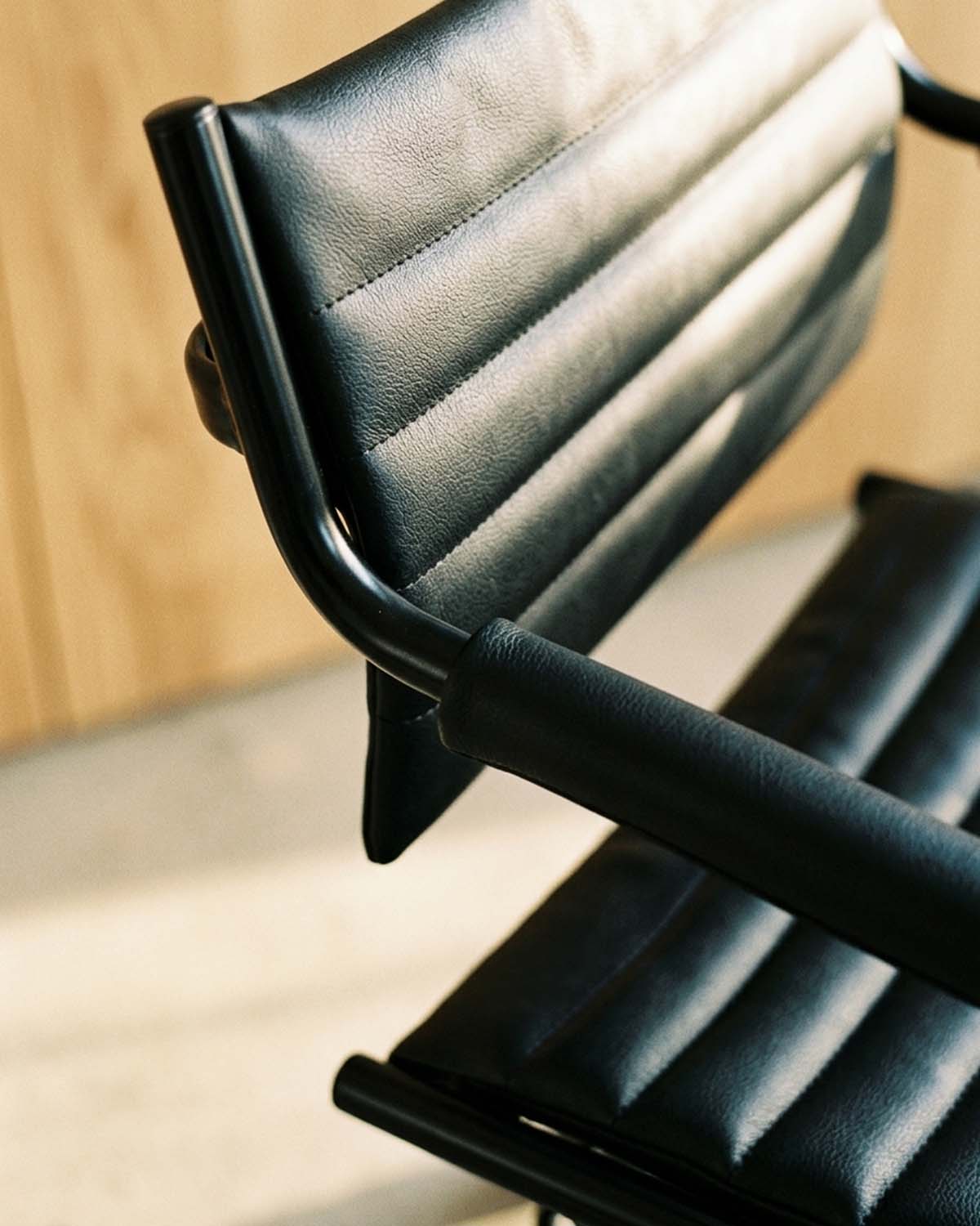 Greiner 59 - poltrona da parrucchiere nera con base a stella nera