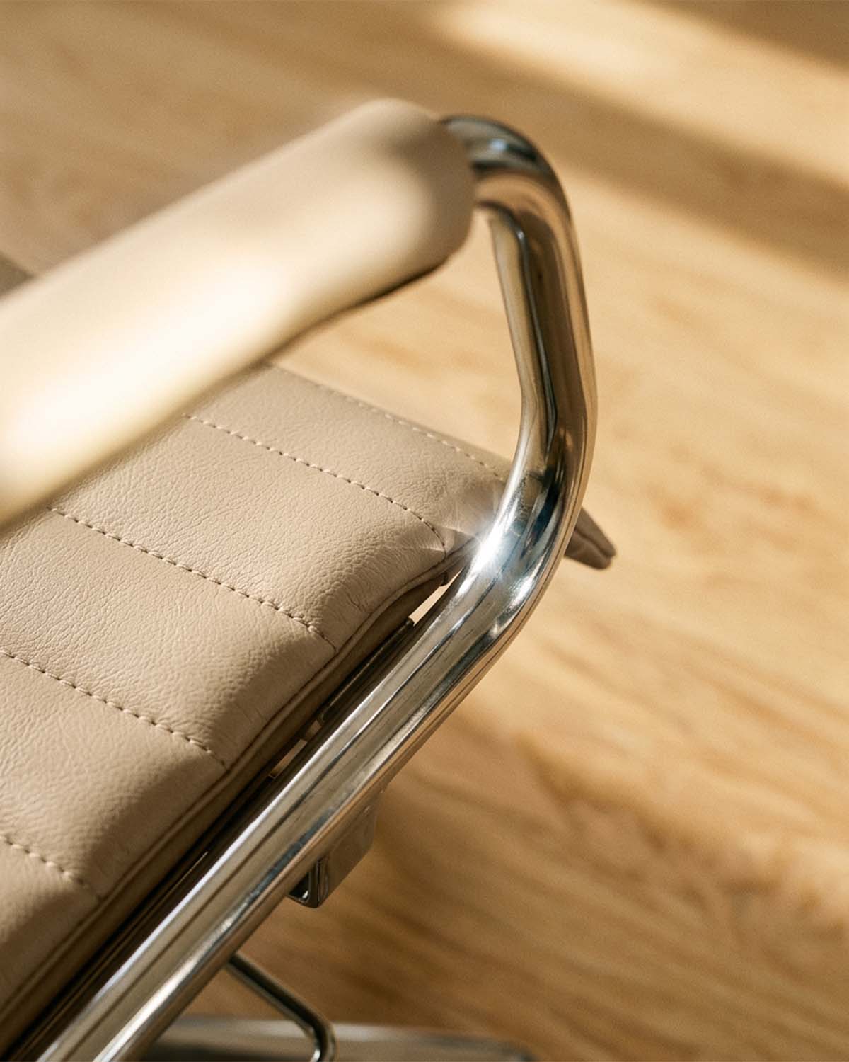 Greiner 59 - poltrona da parrucchiere beige con base a stella cromata