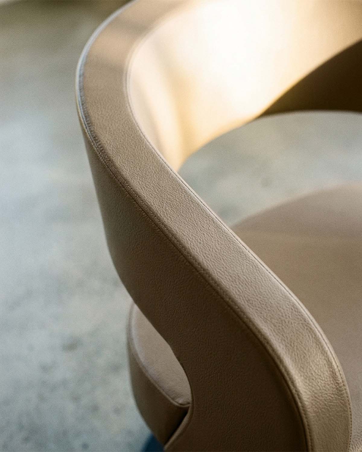 Greiner 50 - Poltrona da parrucchiere beige con base tonda nera
