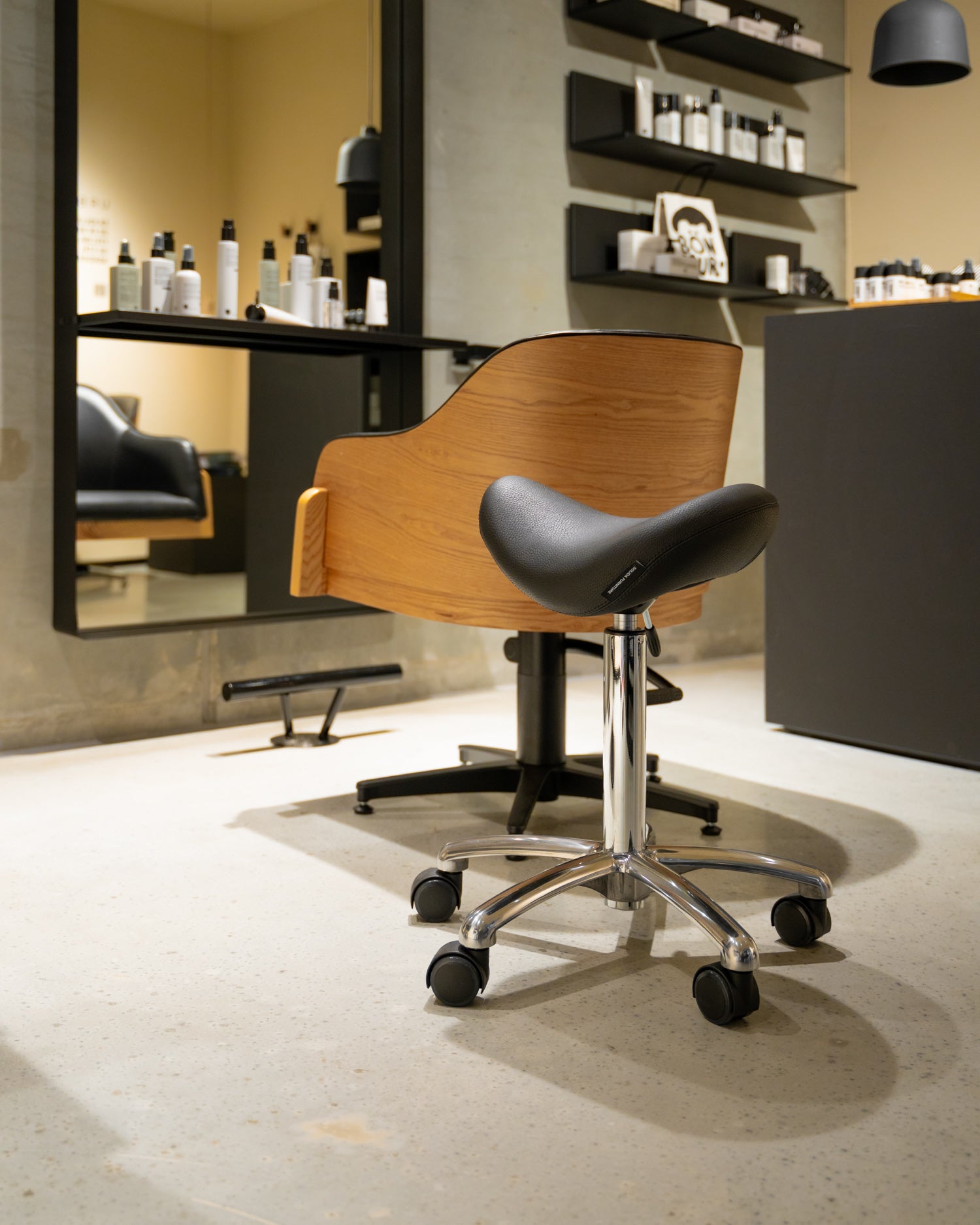 Stella - sgabello a sella in alluminio con rivestimento nero